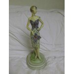 Statuette jeune femme au papillon Statuette jeune femme au papillon