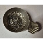 Tastevin ancien en m�tal argent� d�cor sc�ne de taverne anse coquille goute vi