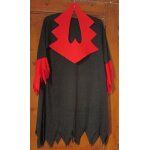 Tenue d' halloween ou fête costumée : robe noire de sorcière, bas découpé, manches a grands volants rouges ... Tenue d' halloween ou fête costumée : robe noire de sorcière, bas découpé, manches a grands volants rouges ...