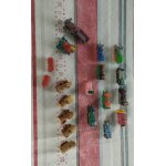Trains : lot de 10 locomotives kinder diffrentes en plastique 2 sans marque en plastique 5 en bois diffrente ...