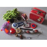 Valise carton rouge rmy fizzi cration emplie de petits jouets mixtes divers : elastique a sauter + ...
