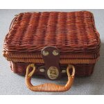 Valise a pique nique en osier tress� - doubl�e a l'int�rieur en tissu a carreaux rouges et blancs - 16. ...