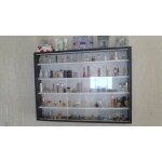 Vitrine avec miniatures parfums