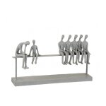 7 personnages assis sur banc en rsine grise 40x23cm