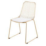 Chaise en acier dor et coussin blanc
