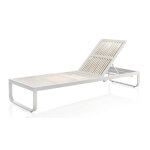 Chaise longue aluminium et fibre synthtique blanche avec coussin bleu
