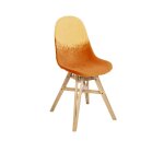 Chaise en plastique recyclé paille et orange, pied en chêne français Chaise en plastique recyclé paille et orange, pied en chêne français