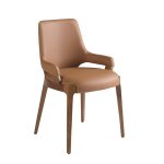 Chaise en simili cuir marron et noyer