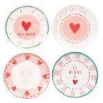 Coffret assiettes en porcelaine blanche, verte, rose et rouge (x4)