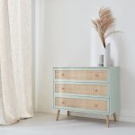 Commode en décor bois vert céladon et cannage Commode en décor bois vert céladon et cannage