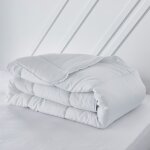 Couette synth�tique 2 personnes 220x240 cm blanc