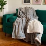 Couverture plaid xl double imitation  lapin  220x240 gris clair