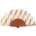 Eventail en bois de merisier et toile imprimée motif géométrique rose Eventail en bois de merisier et toile imprimée motif géométrique rose