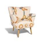 Fauteuil en coton cru brod main et pieds en bois