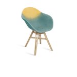 Fauteuil en plastique recyclé jaune bleu, pied en chêne français Fauteuil en plastique recyclé jaune bleu, pied en chêne français