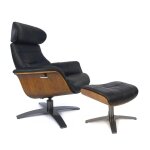 Fauteuil relax et pouf en cuir noir et chêne naturel Fauteuil relax et pouf en cuir noir et chêne naturel