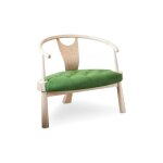 Fauteuil scandinave en bois clair et tissu vert Fauteuil scandinave en bois clair et tissu vert