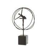 Figurine gymnaste dans cercle en rsine marron 30x17. 5x49 cm