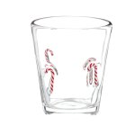Gobelet en verre et sucres d'orge rouges et blancs