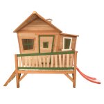 Grande cabane en bois sur pilotis avec escalier et toboggan Grande cabane en bois sur pilotis avec escalier et toboggan