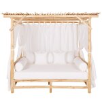 Lit � baldaquin d'ext�rieur en bois de teck, voile blanc et coussins blancs