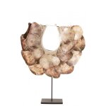 Objet dco collier 54x19x64, 5 cm en coquillages et pied en fer