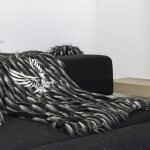 Plaid en fausse fourrure brod noire et blanche