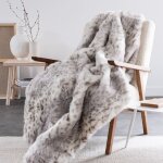 Plaid imitation fourrure grise et crue imprim lopard des neiges 150x180