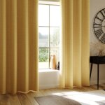 Rideau occultant total avec couche d'enduit polyester jaune ocre