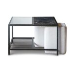 Table basse carrée en marbre noir et poufs gris Table basse carrée en marbre noir et poufs gris