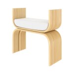 Tabouret en rotin et coussin blanc