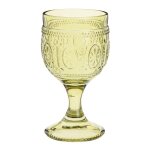 Verre  pied en verre vert motif floral en relief