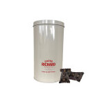 Boite m�tal laqu�e blanche garnie de confiseries chocolat�es