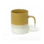 Mug en grès moutarde et blanc 35cl Mug en grès moutarde et blanc 35cl