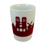 Mug en porcelaine blanche avec motif monuments de paris en textile rouge