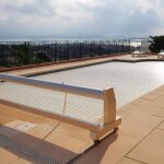Volet roulant piscine �lectrique sur rail - pr�d�coup� - mouv & roll blanc 4x9m