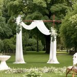 Arche de mariage blanche artificielle avec 2 fleurs et 1 tentures