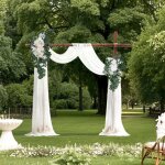 Arche de mariage blanche artificielle avec 2 fleurs et 2 tentures