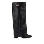 Bottes hautes en simili  talon et fourreau. dotes dune bride  dtail mtallique sur le haut. possdent ...