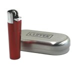 Briquet clipper métal rouge et argenté - rechargeable durable et présenté dans un Étui Briquet clipper métal rouge et argenté - rechargeable durable et présenté dans un Étui