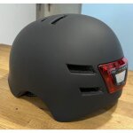 Casque avec feux avant et arrière - rechargeable usb - noir Casque avec feux avant et arrière - rechargeable usb - noir