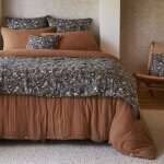Adonis - chemin de lit 90x200cm gaze de coton bleu imprim fleur dtail 4 pompons