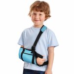 Écharpe de bras droit pour enfant réglable avec passant pour le pouce adaptée aux fractures du poignet ... Écharpe de bras droit pour enfant réglable avec passant pour le pouce adaptée aux fractures du poignet ...