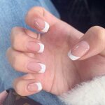 Faux ongles carrs courts roses style french ? acrylique brillant 24 pices pour femme