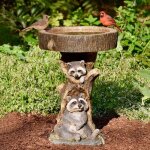 Fontaine sur pied en r�sine pour bain doiseaux avec base de jardini�re et mangeoire motif raton laveur ...