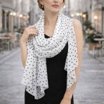 Foulard mousseline blanc cass� � pois noirs l�ger et �l�gant