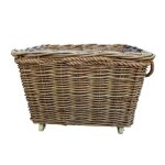 Très grand panier à bûches en osier avec poignée en corde sur roulettes Très grand panier à bûches en osier avec poignée en corde sur roulettes