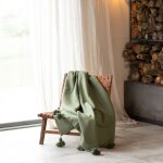 Plaid ou jet de lit laine  pompons vert 300x200 cm