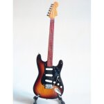 Guitare miniature fender hardtail stratocaster sunburst pickguard noir