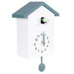 Horloge nordique avec fonction coucou ? loiseau sort de la fenêtre pour indiquer lheure. Horloge nordique avec fonction coucou ? loiseau sort de la fenêtre pour indiquer lheure.